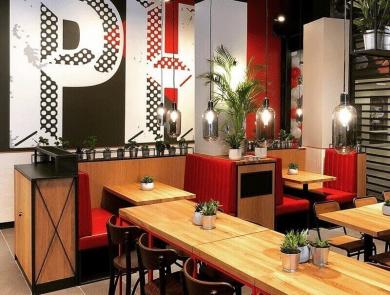 Banquette et meuble poubelle Banquette et meuble poubelle du magasin Pizza Hut à Monge