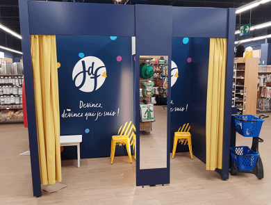 Cabine d'essayage du magasin Jour de Fête