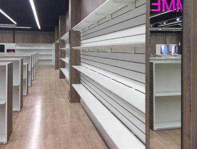 Mural en panneau rainuré Mural en panneau rainuré du magasin Chaussea à Sarcelles