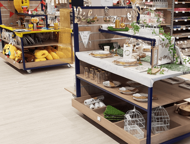 Gondole centrale Gondole centrale disposé dans le magasin Jour de Fête