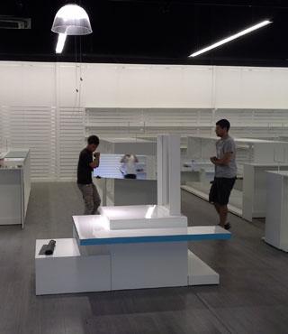 Poser équipe-pose-agencement-magasin-surface commerciale-cvs-agencement